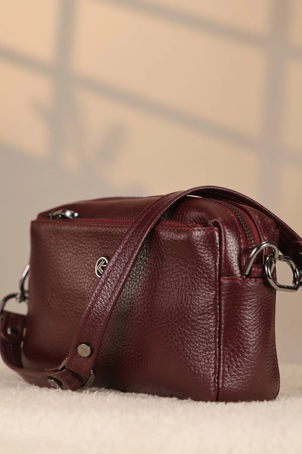 бордовый кожаная сумка с тремя отделениями - 40125, натуральная кожа, с плечевым ремнём, однотонная бордовый — изображение 3