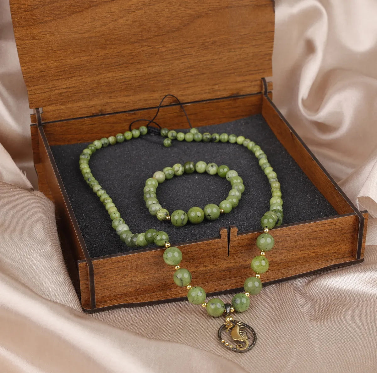 Jade - Hematite Natural Stone and Silver Necklace and Bracelet — image 1